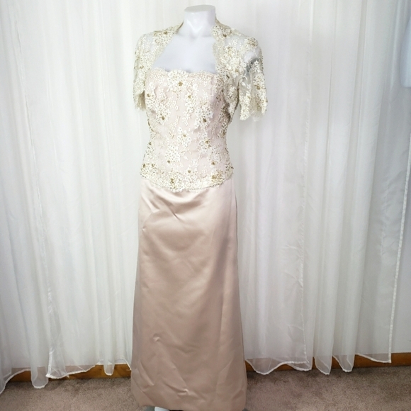 Cream strapless gown lace and beaddd bodice with matching lace shrug - Picture 1 of 14